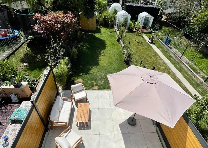 Large Townhouse With A Private Garden-dif1 דירה *